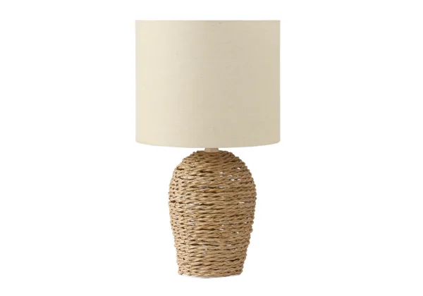 Élevez votre décoration casual et transitionnelle avec notre lampe de table élégante de 17 po de hauteur, dotée d'une base en rotin naturel chic et d'un abat-jour en tissu beige doux. Cette pièce d'éclairage décoratif est idéale pour être placée sur une table d'appoint, une table de chevet, ou une console, ajoutant une ambiance rustique sophistiquée à votre salon, chambre ou bureau à domicile. Conçue avec une base à finition texturée en matériau de rotin tissé naturel, cette lampe ne sert pas seulement un objectif fonctionnel, mais insuffle également une esthétique tendance à votre espace. L'interrupteur à molette marche/arrêt permet une utilisation facile avec une ampoule standard de 60 W (non incluse), pour illuminer vos alentours sans effort. Pour une tranquillité d'esprit supplémentaire, nous incluons une garantie limitée de 2 ans contre les défauts de fabrication, garantissant que votre solution d'éclairage élégante résistera à l'épreuve du temps. Illuminez votre intérieur avec cette lampe en rotin noir et son abat-jour moderne en mélange de lin beige pour créer une atmosphère chaleureuse dans votre coin lecture ou simplement ajouter une touche d'élégance à votre décoration.